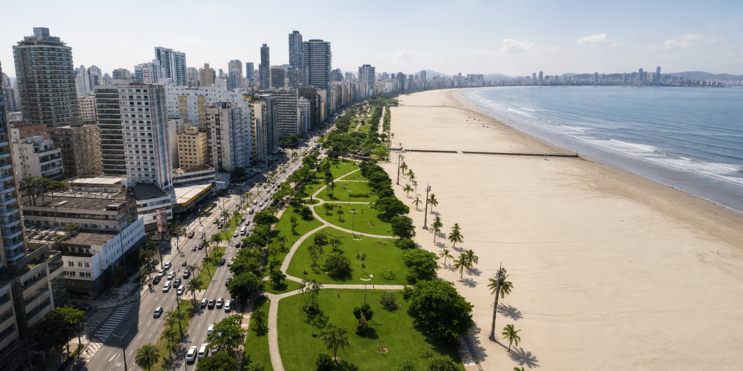 Vista aérea da orla e dos jardins da praia de Santos